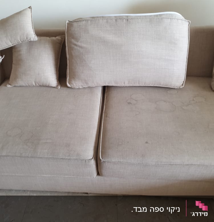 כתמים על ספה בהירה לפני ניקוי